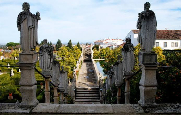 As Muralhas do Passado e as Cidades do Interior: Óbidos, Leiria, Viseu e Castelo Branco