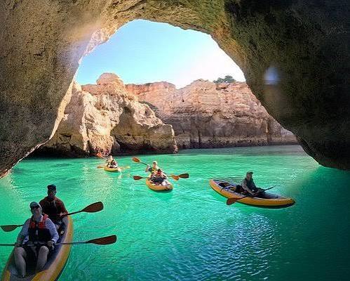 Expediciones Costeras: La Fascinación de las Cuevas y Acantilados
