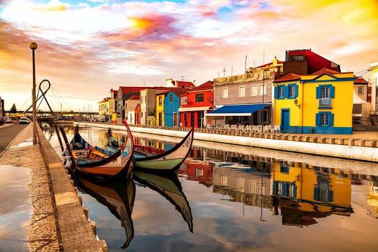A Costa Atlântica: A Poesia de Aveiro e as Ondas Gigantes da Nazaré