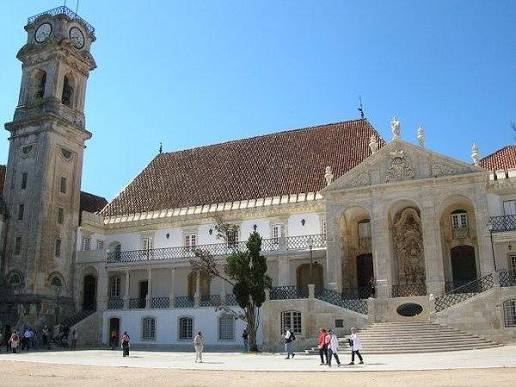 A Capa e Batina: O Uniforme Real das Ruelas de Coimbra