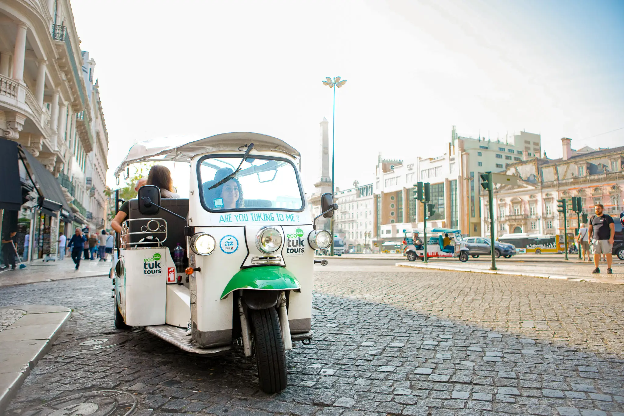 Lisboa: Passeio turístico de meio dia em um tuk tuk elétrico particular - 4