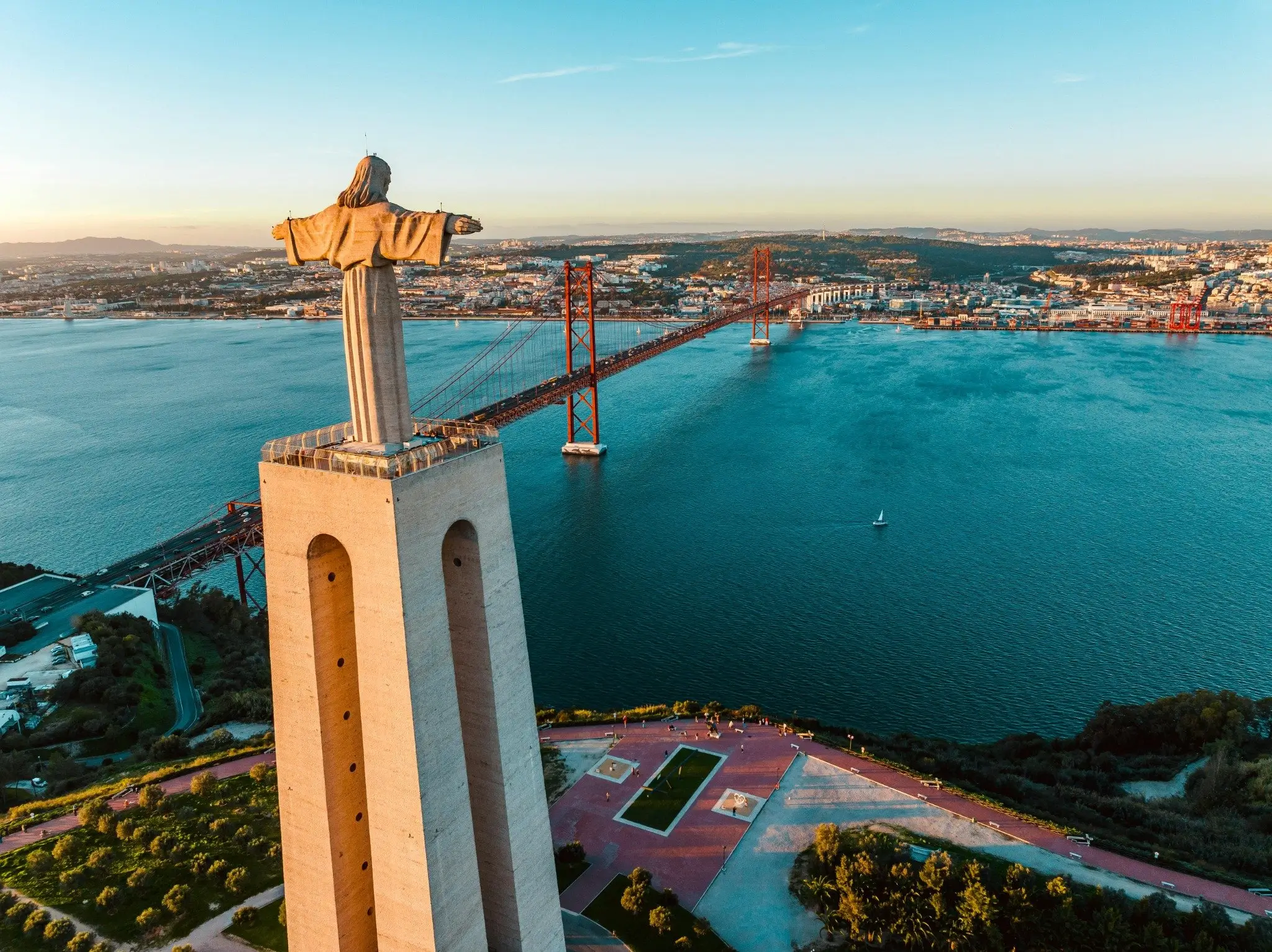 Viagem Privada Arrábida e Sesimbra saindo de Lisboa – Prova de Vinhos, Natureza e Praias - Main