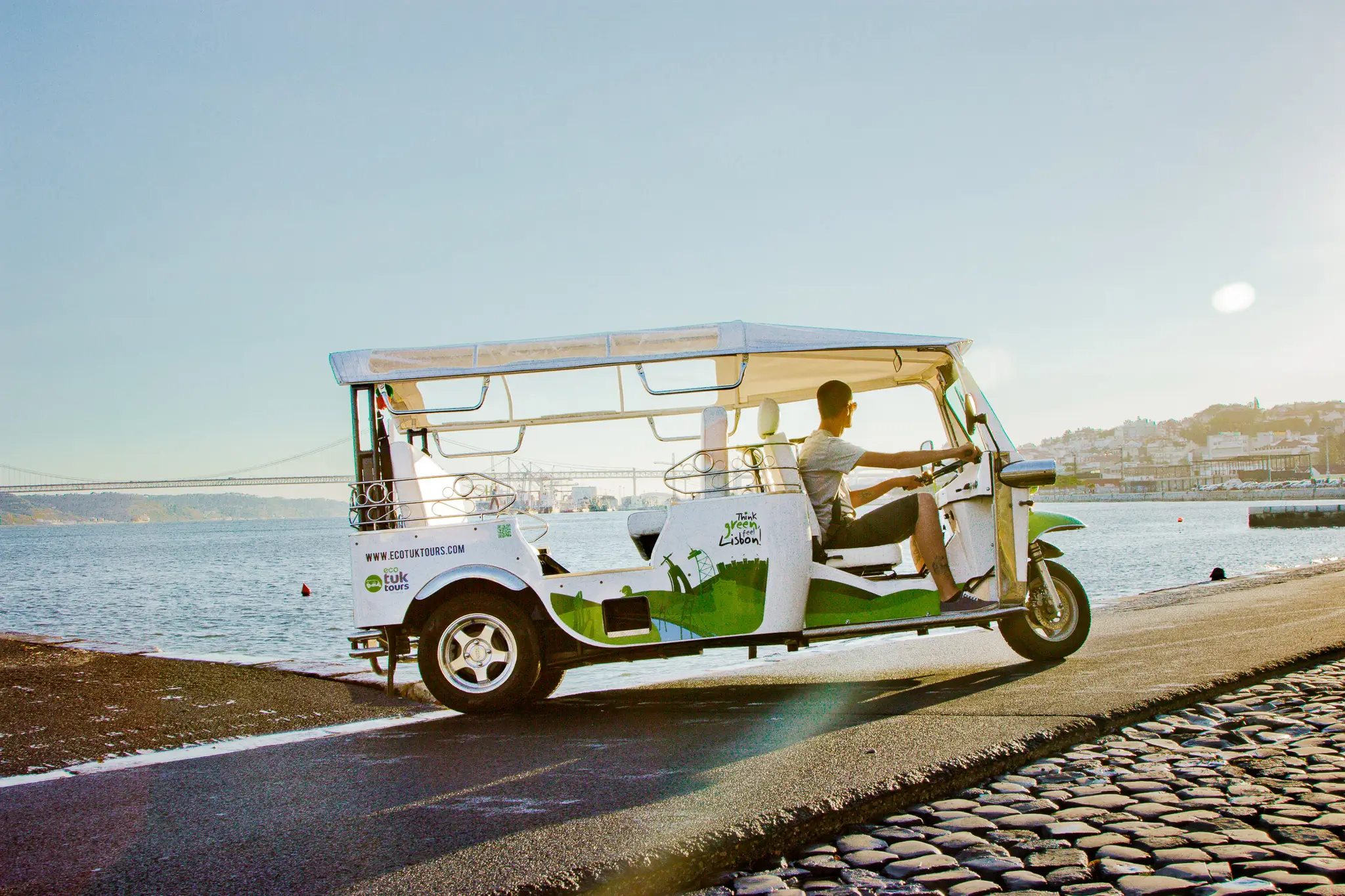 Lisboa: Passeio turístico de meio dia em um tuk tuk elétrico particular - 2